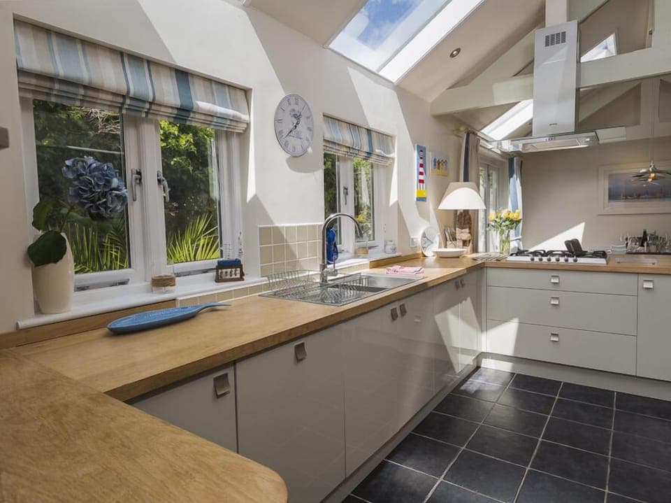 Cottage | Private kitchen | Dishwasher, cookware/dishes/utensils