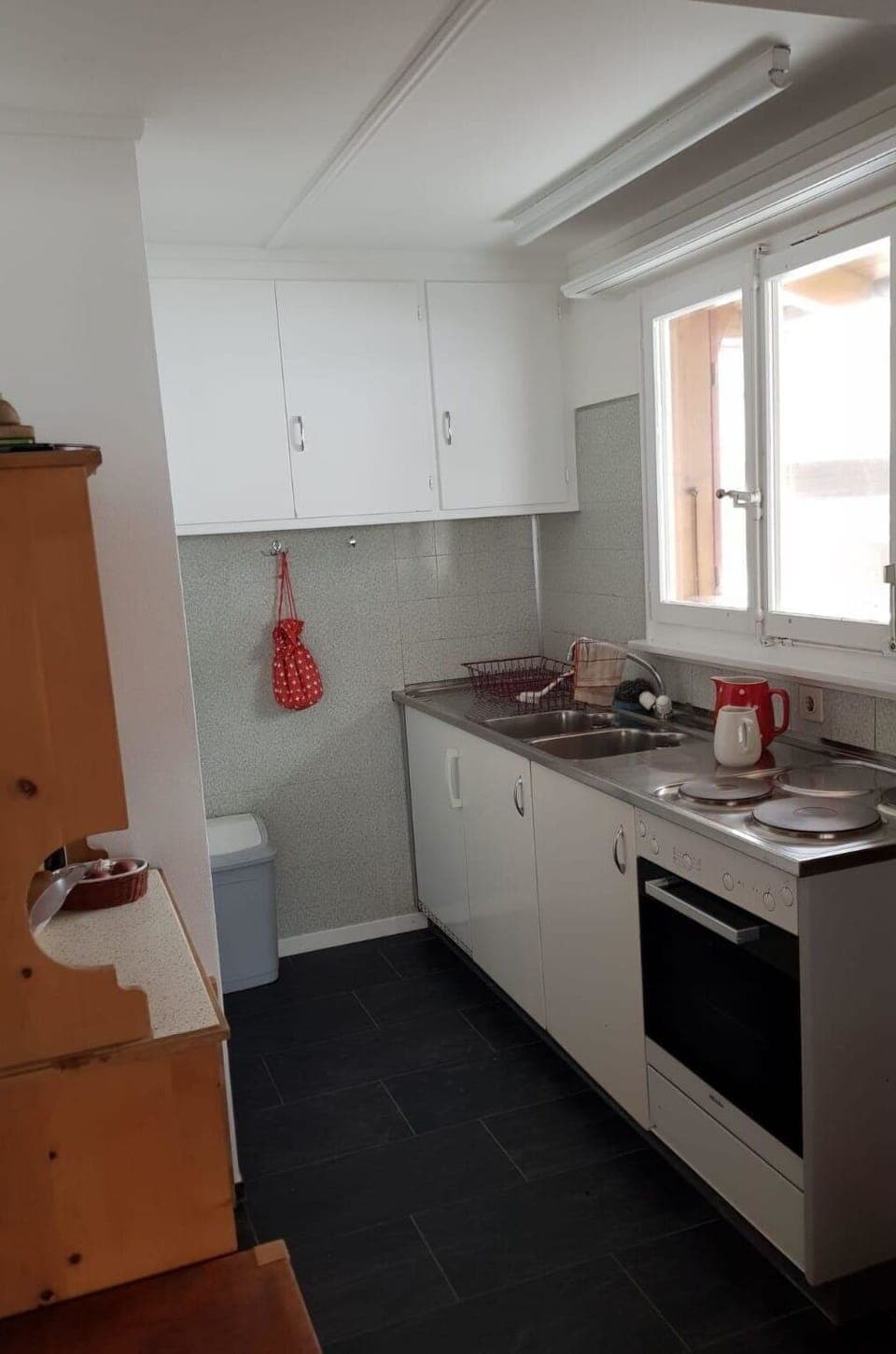 Kitchen Sink, Property, Sink, Cabinetry, Tap, Window, Building, Kitchen Stove, Interior Design, Wood