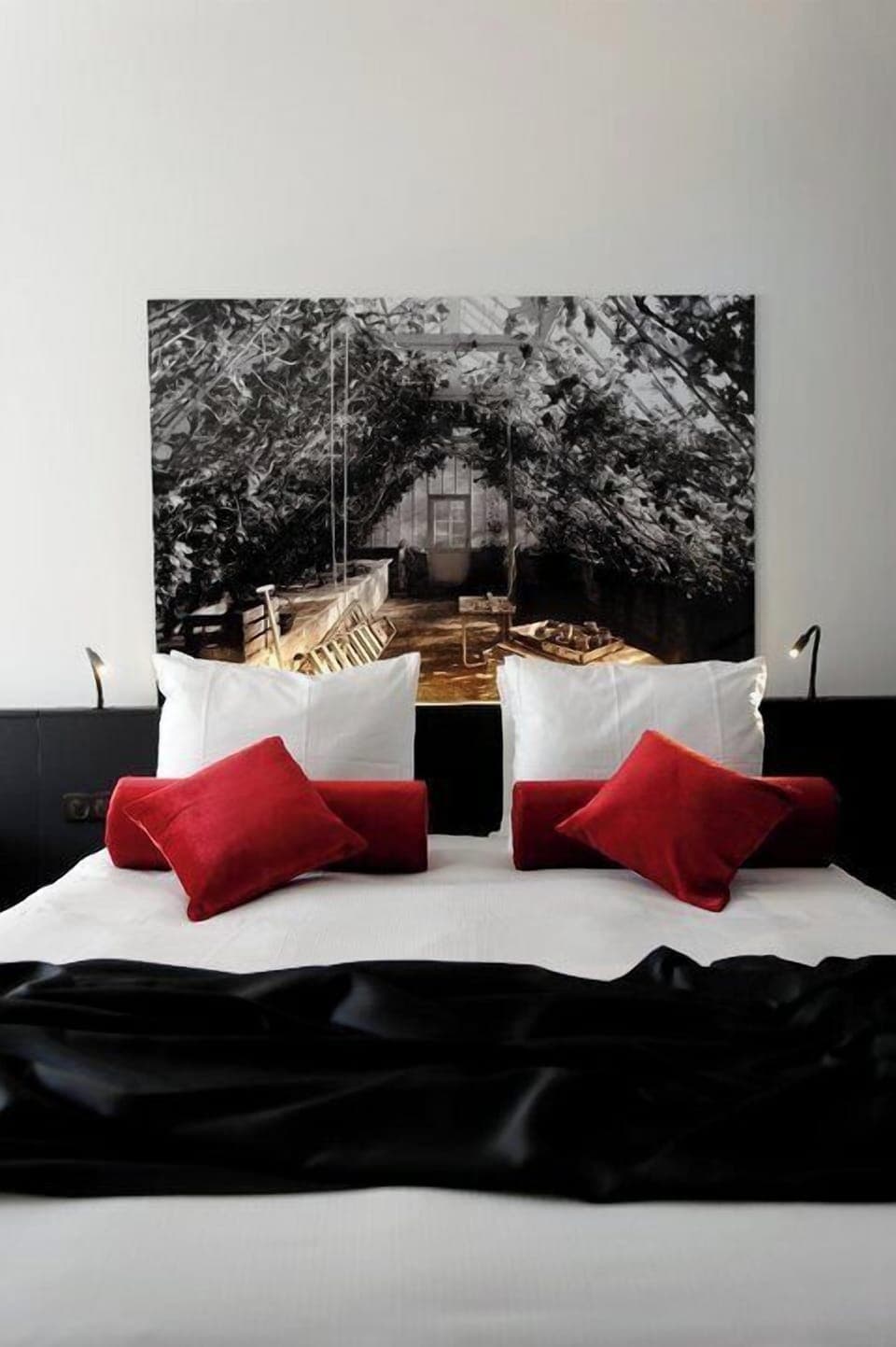 Superior Double Room | Minibar, in-room safe, desk, laptop workspace