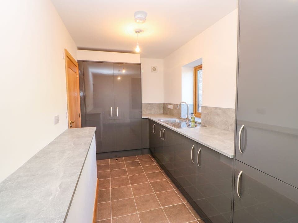 Cottage | Private kitchen | Fridge, dishwasher, highchair, cookware/dishes/utensils