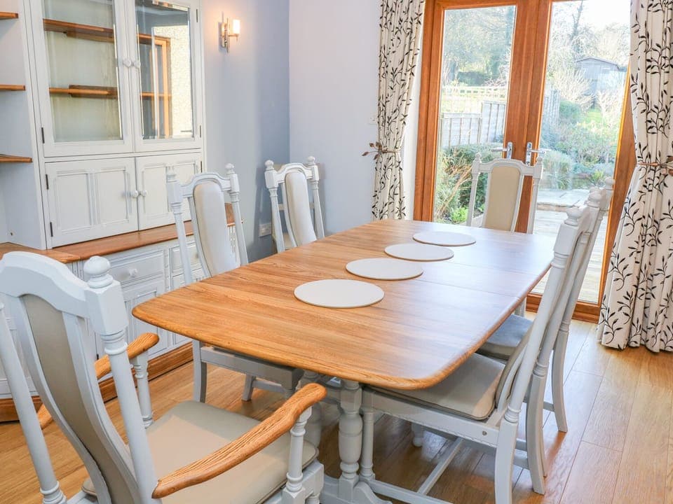 Cottage | Dining