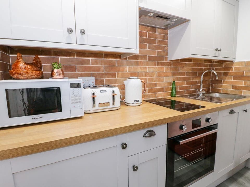 Cottage | Private kitchen | Fridge, microwave, stovetop, cookware/dishes/utensils