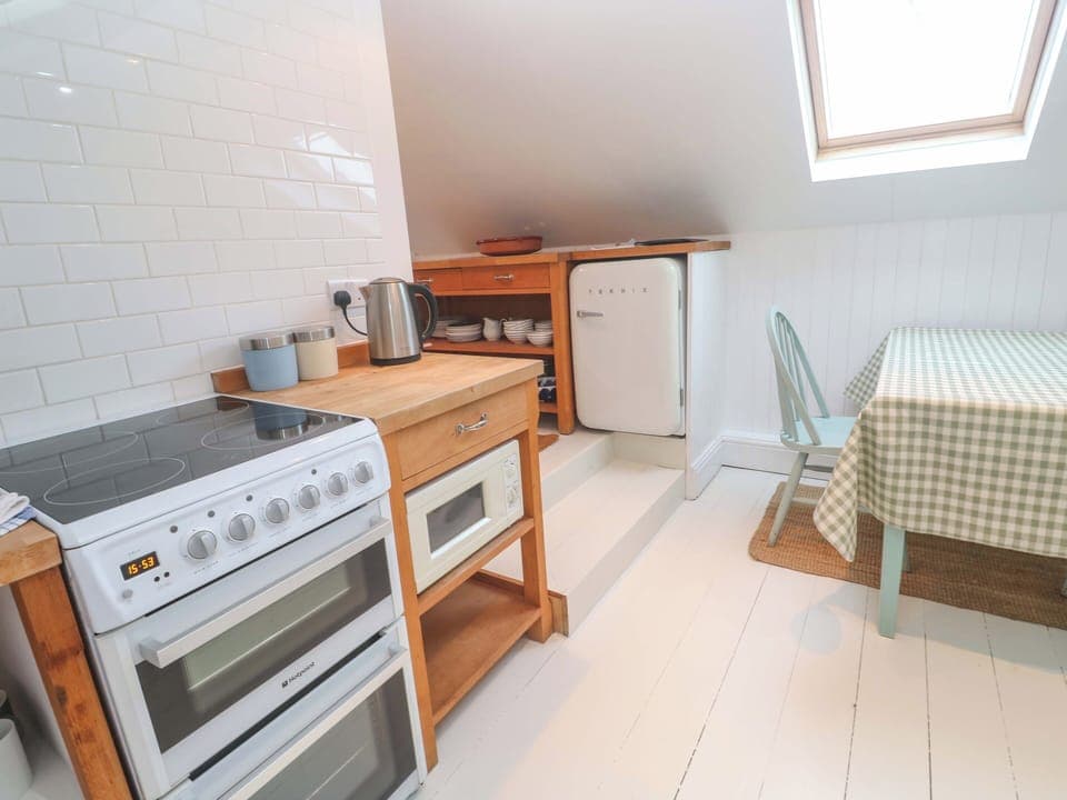 Cottage | Private kitchen | Fridge, microwave, stovetop, electric kettle