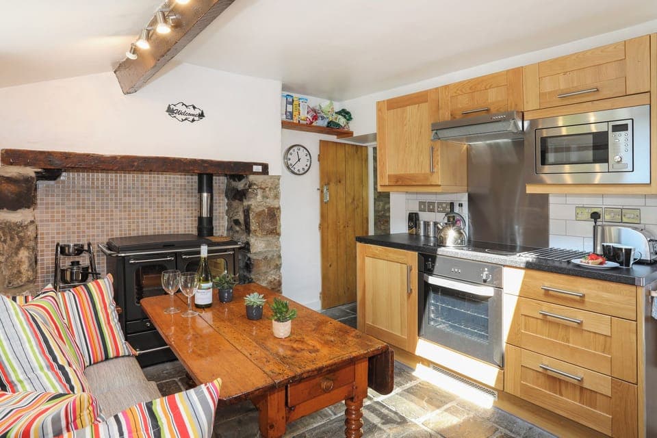 Cottage | Private kitchen | Microwave, oven, stovetop, dishwasher
