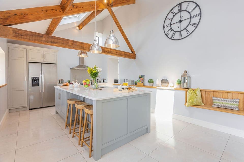 Cottage | Private kitchen | Microwave, stovetop, dishwasher, electric kettle