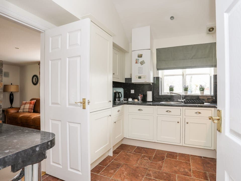 Cottage | Private kitchen | Dishwasher, cookware/dishes/utensils