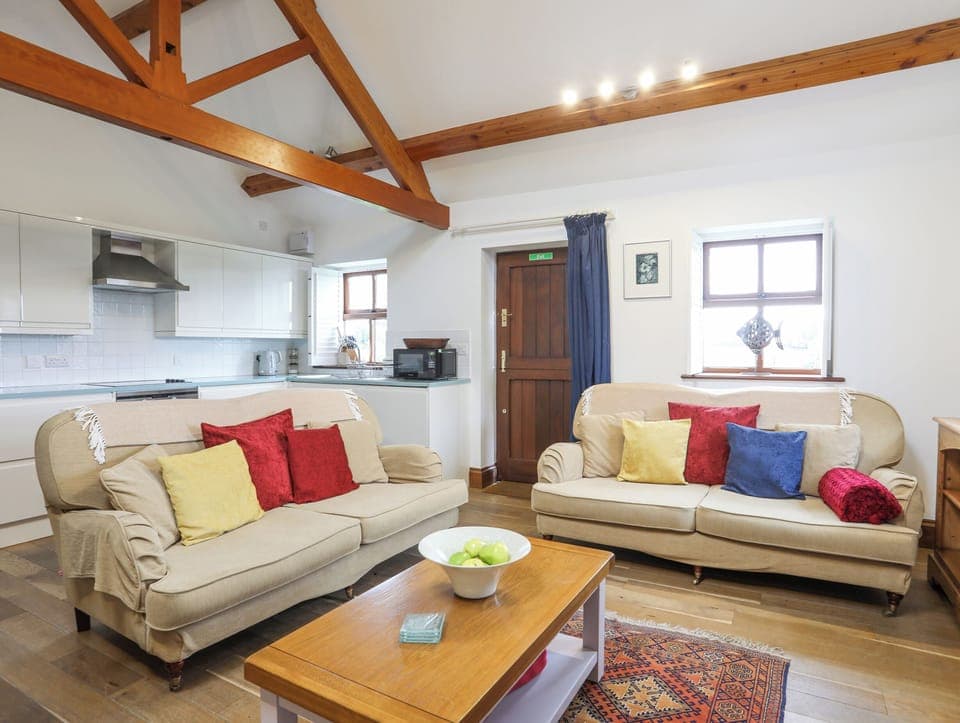 Cottage | Living area | Flat-screen TV, DVD player