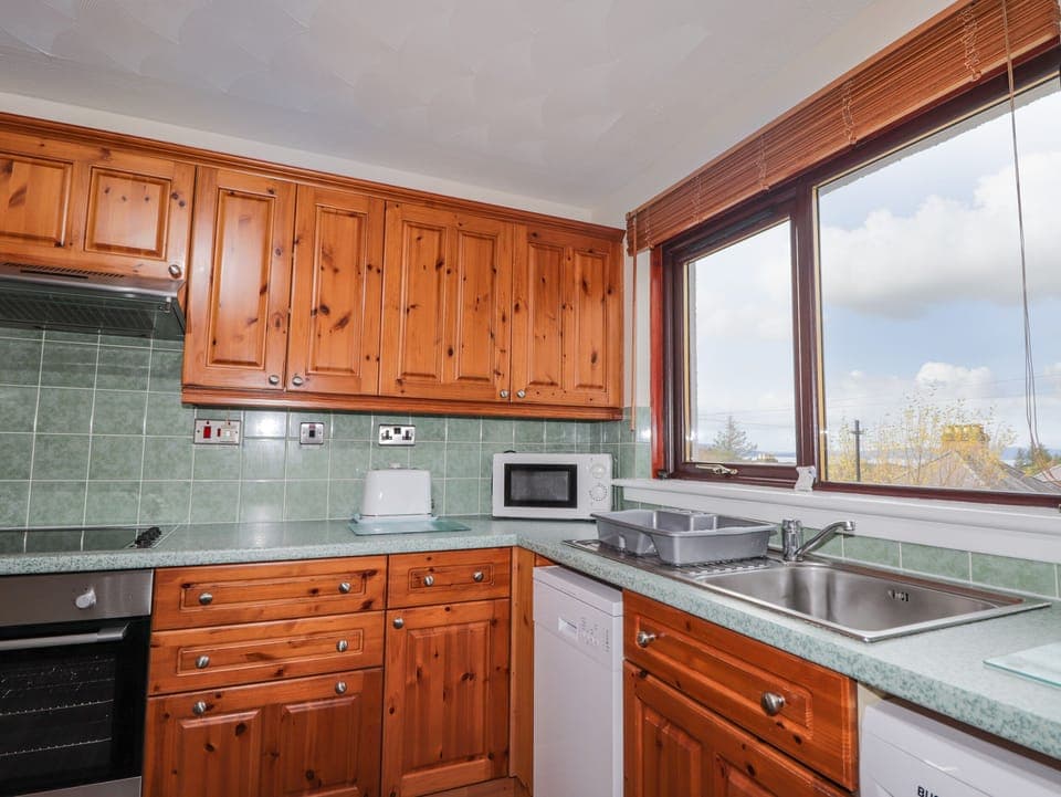 Cottage | Private kitchen | Microwave, stovetop, dishwasher, electric kettle