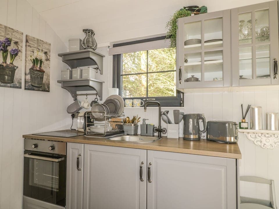Cottage | Private kitchen | Fridge, microwave, stovetop, cookware/dishes/utensils