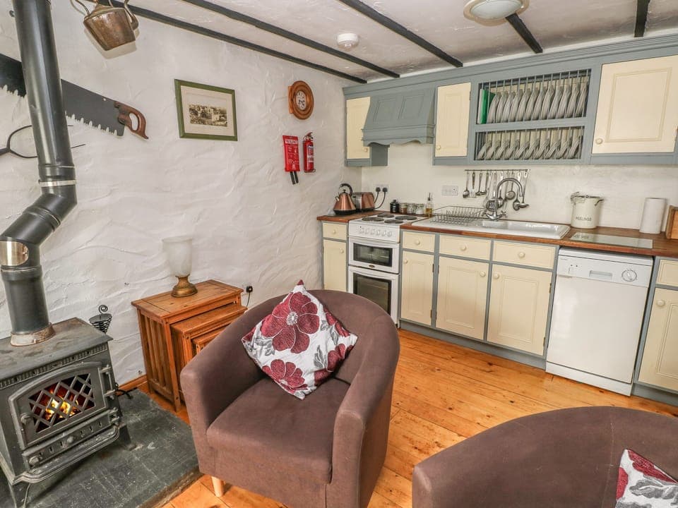 Cottage | Private kitchen | Microwave, stovetop, dishwasher, electric kettle