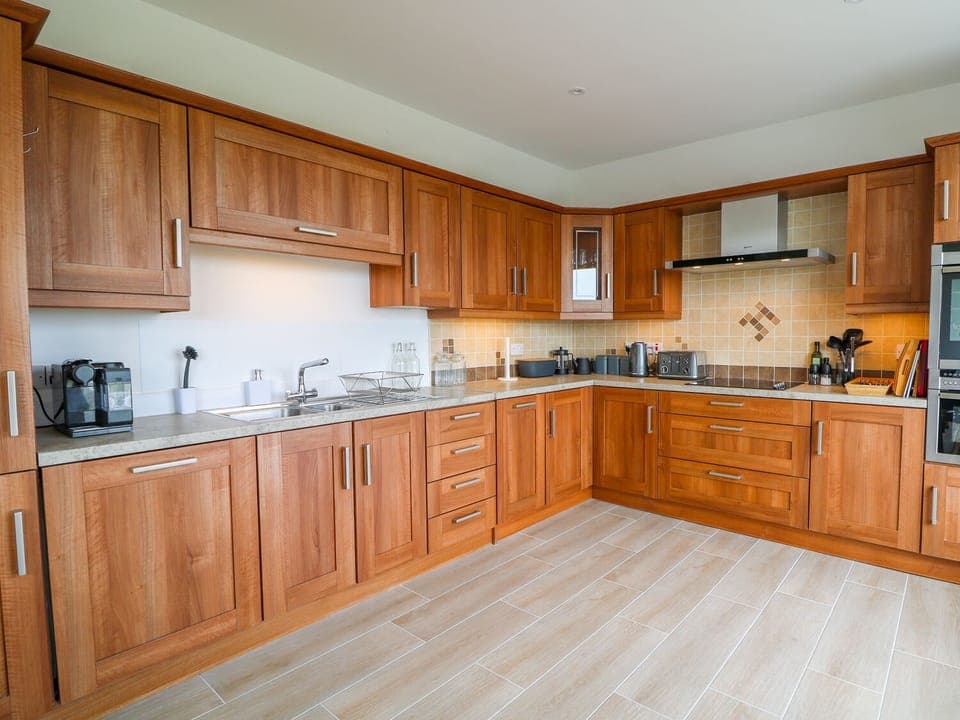 Cottage | Private kitchen | Electric kettle, toaster, highchair, cookware/dishes/utensils