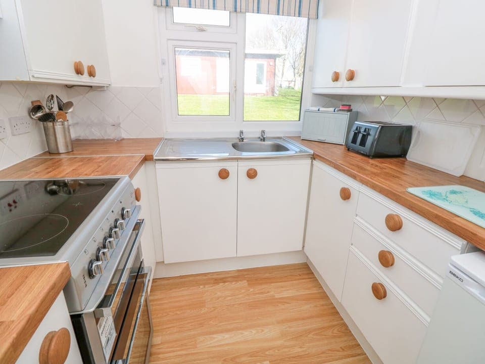 Cottage | Private kitchen | Fridge, microwave, stovetop, highchair