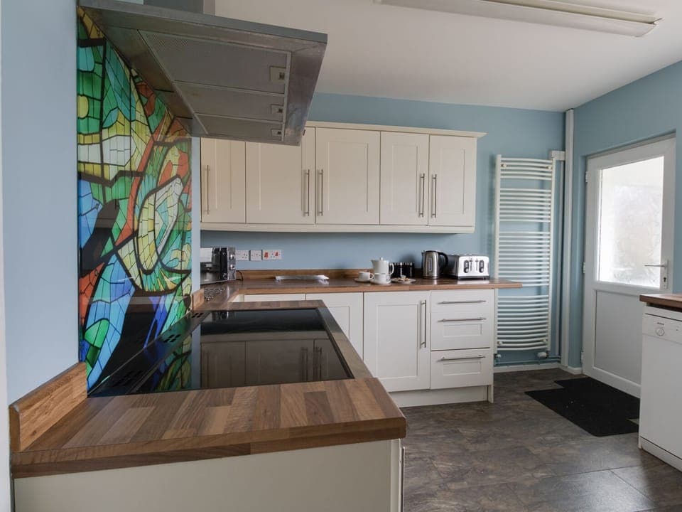 Cottage | Private kitchen | Dishwasher, cookware/dishes/utensils