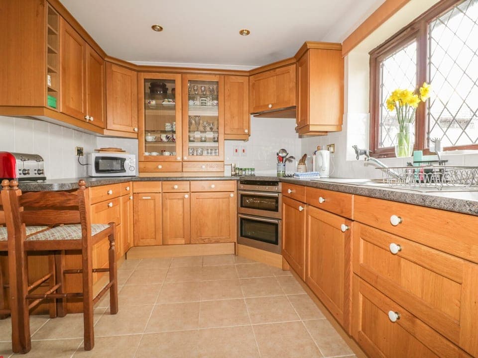 Cottage | Private kitchen | Microwave, stovetop, electric kettle, toaster