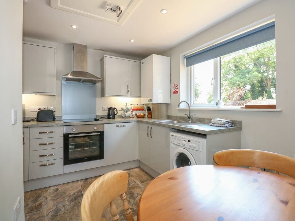 Cottage | Private kitchen | Dishwasher, cookware/dishes/utensils