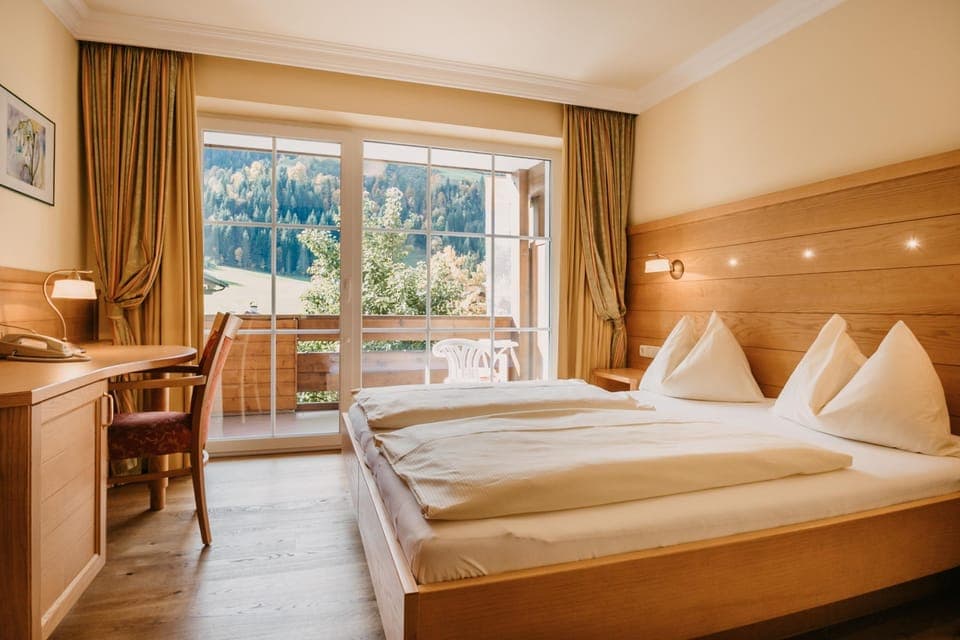 Basic Single Room, Balcony, Mountain View | Hypo-allergenic bedding, down comforters, pillowtop beds, in-room safe