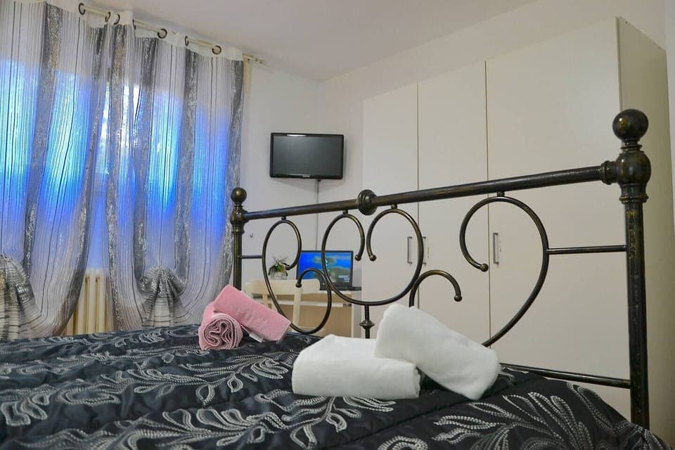 2 bedrooms, desk, iron/ironing board, travel crib