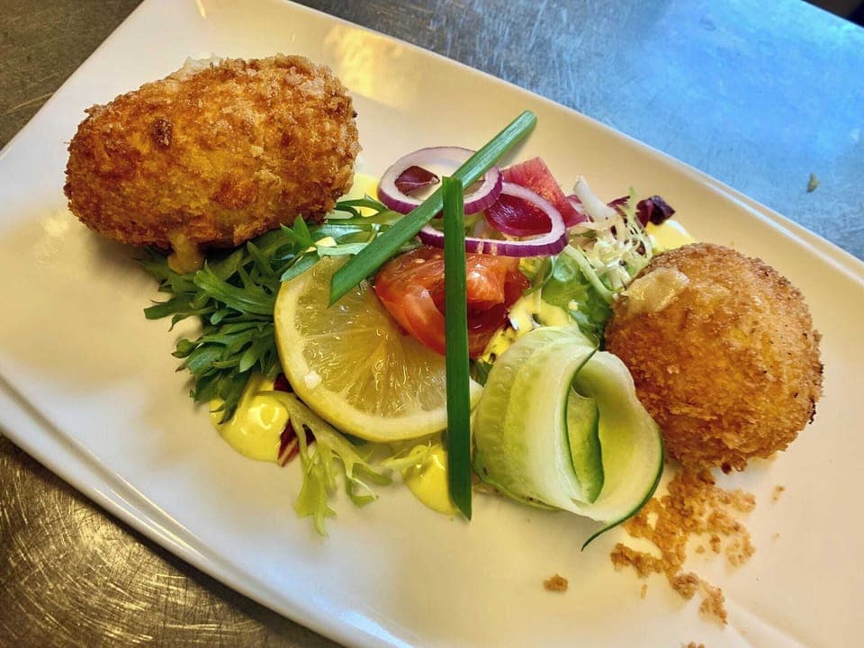 Breakfast, lunch, dinner served; garden views