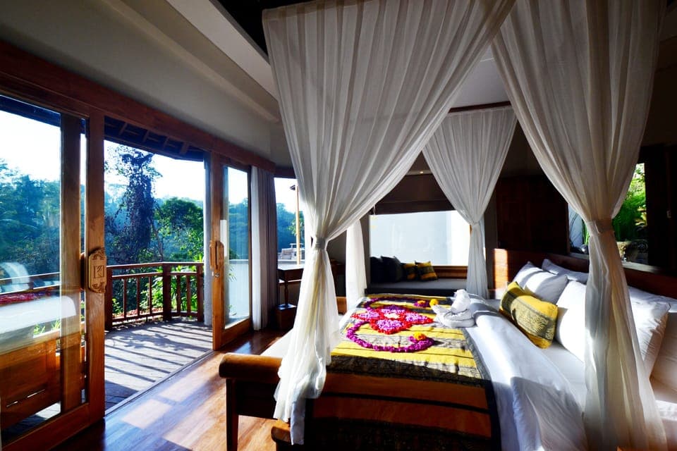 Akila Villa | Minibar, in-room safe, desk, blackout drapes