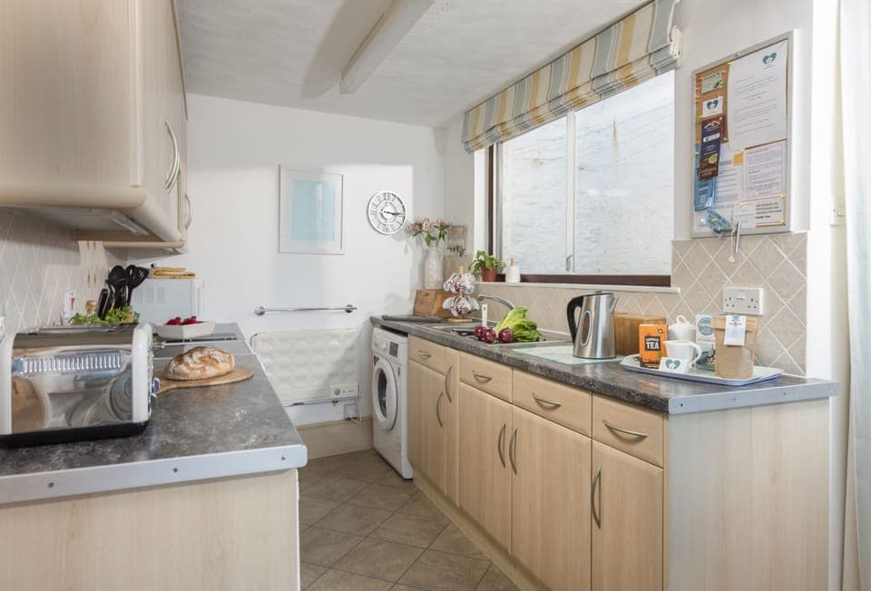 Cliff Cottage, Mevagissey. Ground floor: The lovely kitchen area is well equipped with everything you'll need during your stay