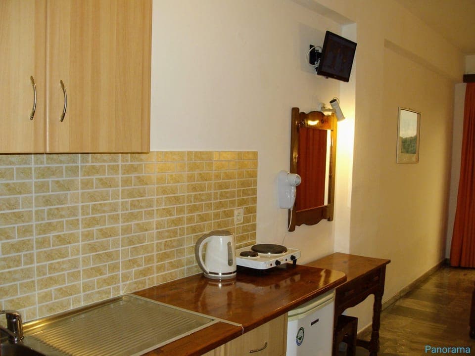 Fridge, stovetop, electric kettle, cookware/dishes/utensils