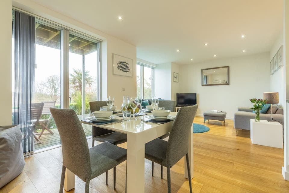 The Fishes, St Ives. Open plan living area with dining table and seating for four