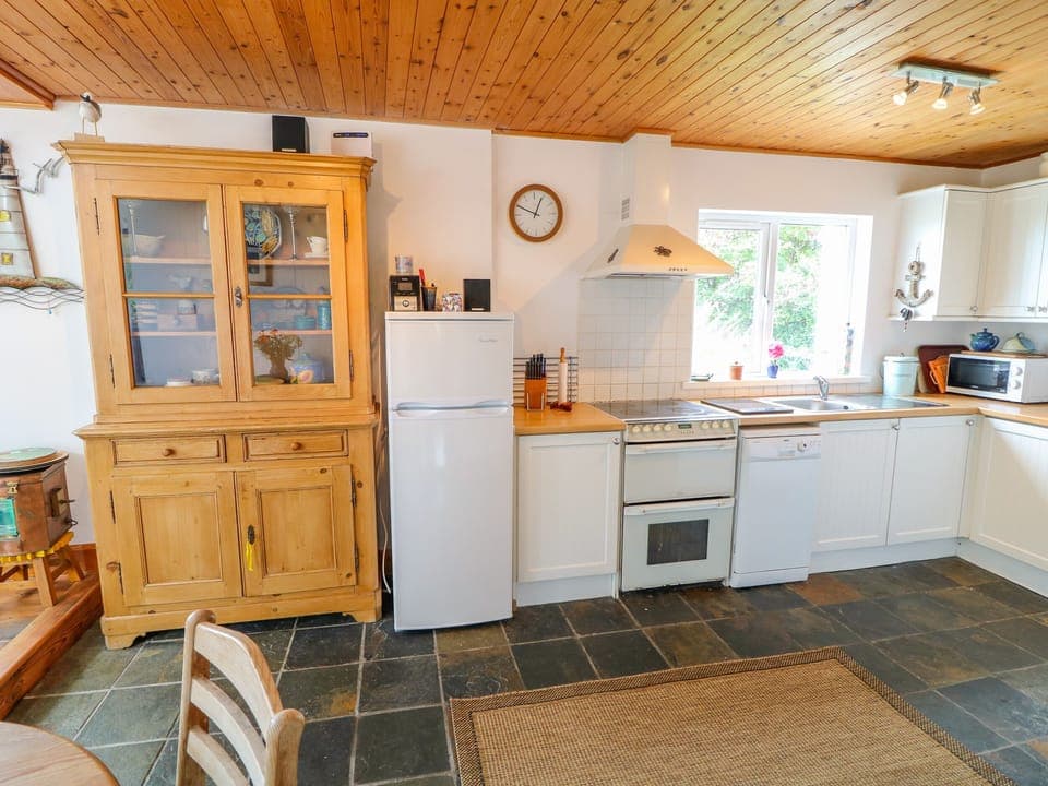 Cottage | Private kitchen | Fridge, oven, dishwasher, cookware/dishes/utensils