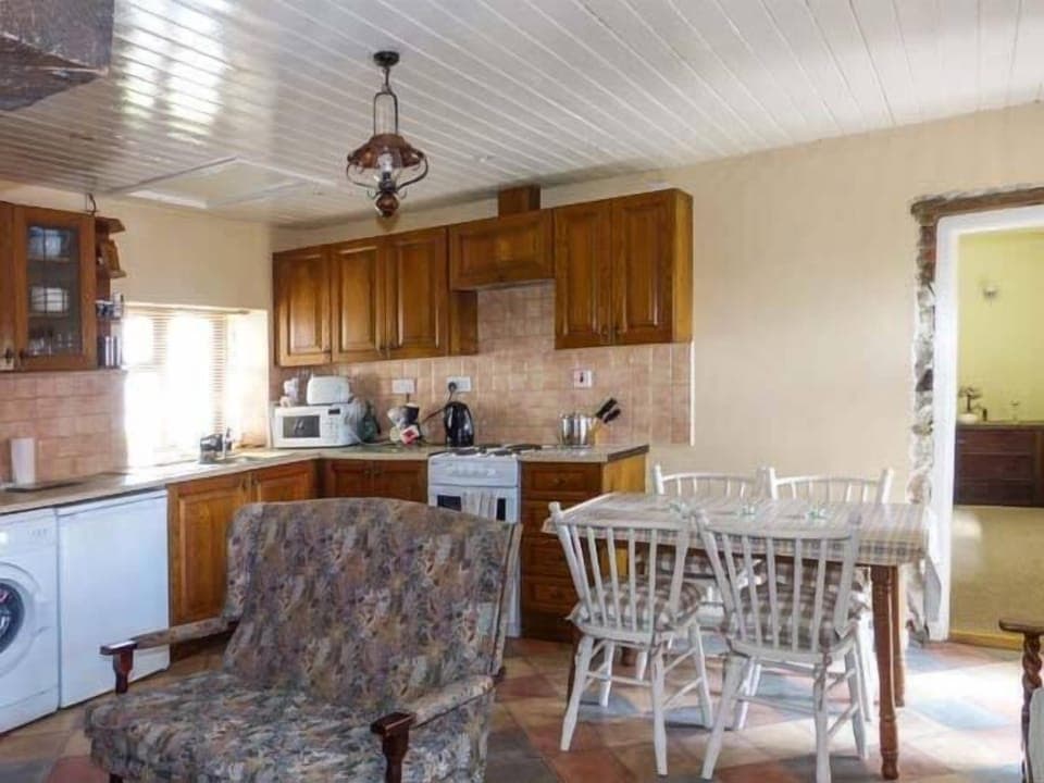 Cottage | Private kitchen | Fridge, stovetop, cookware/dishes/utensils
