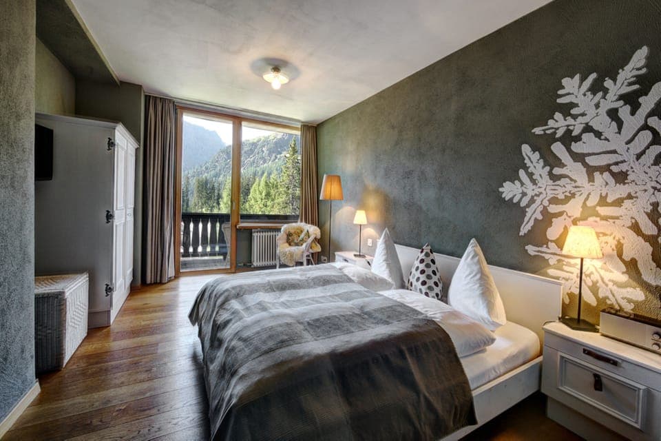 Superior Double Room, Balcony | In-room safe, individually decorated, individually furnished, desk