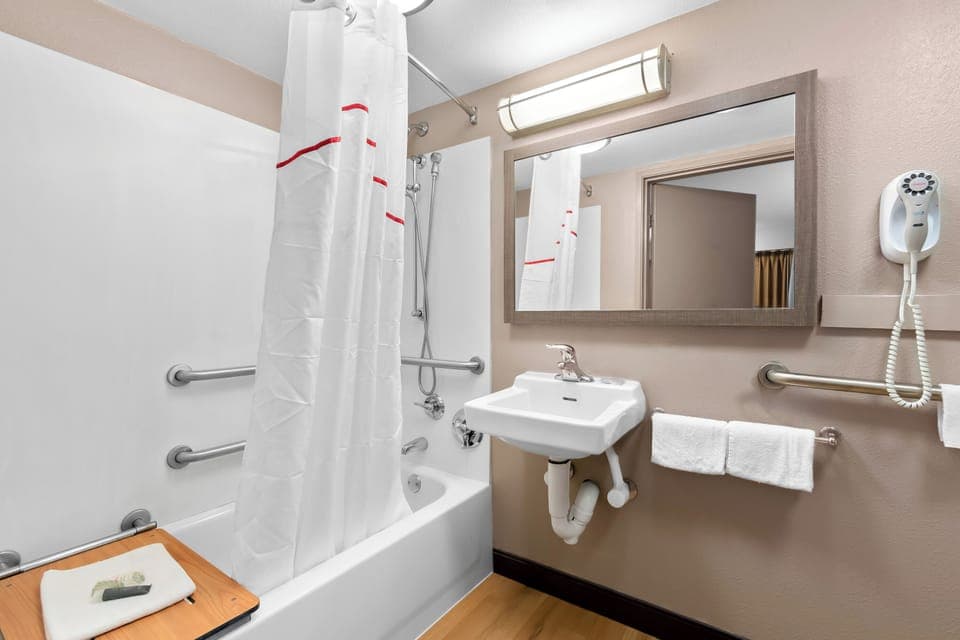 Superior Room, 1 King Bed, Accessible (Smoke Free) | Bathroom | Free toiletries, towels, soap, shampoo