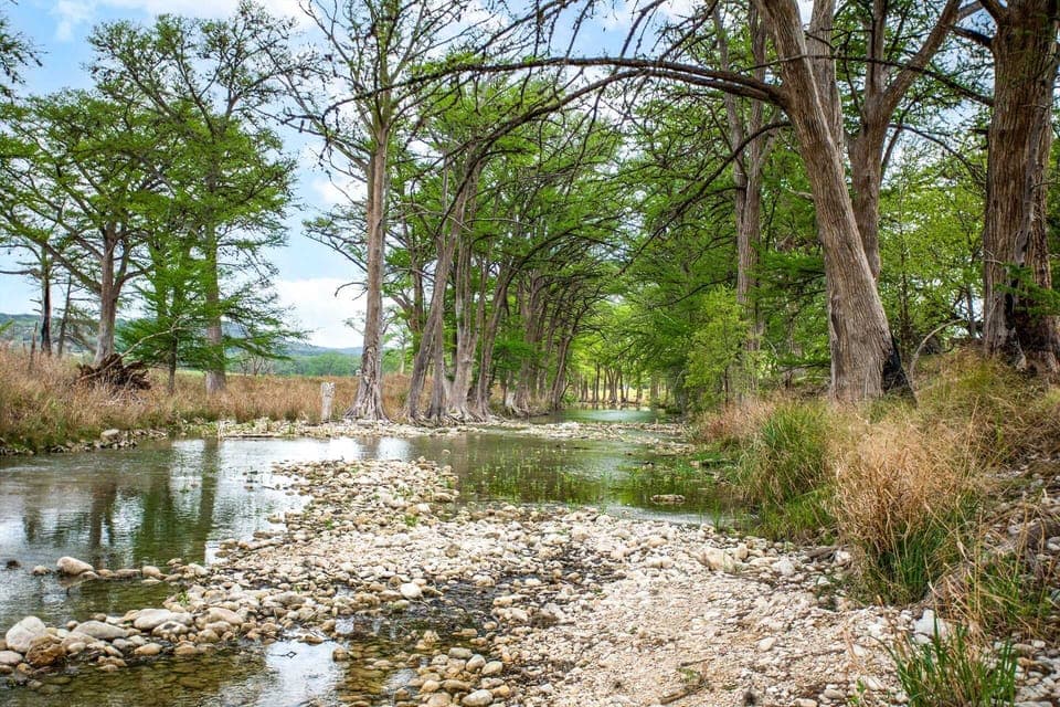 Our guests love the access to the Medina! Julia told us this after her visit: "The private river access is beautiful, and we spent as much time as we could hanging out in the water or lazing on the shore."