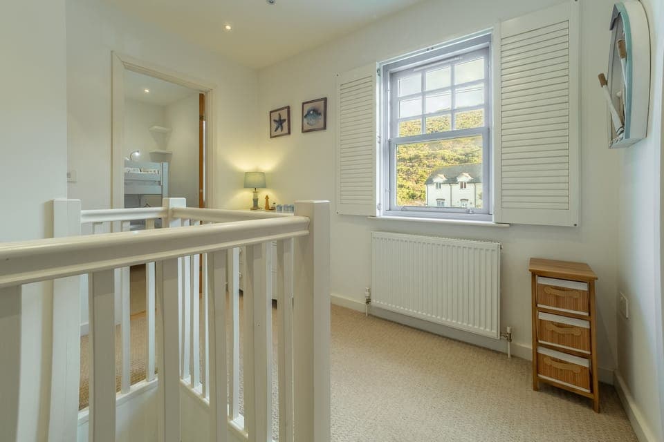 Spring Tide, Porthtowan. First floor: Landing