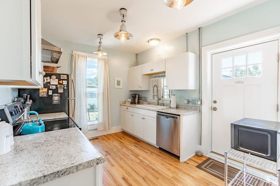 •Updated Kitchen
•Full Size Dishwasher
•Microwave