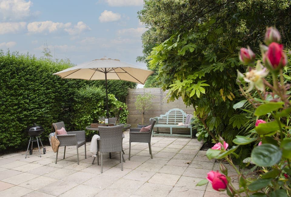 Cob Cottage, St Agnes. Patio garden: Enjoy alfresco dining in the garden