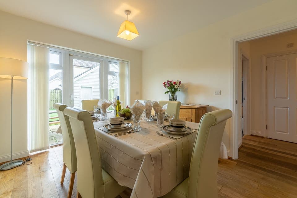 Porthia, Lelant. Ground floor: Enjoy a meal with friends and family