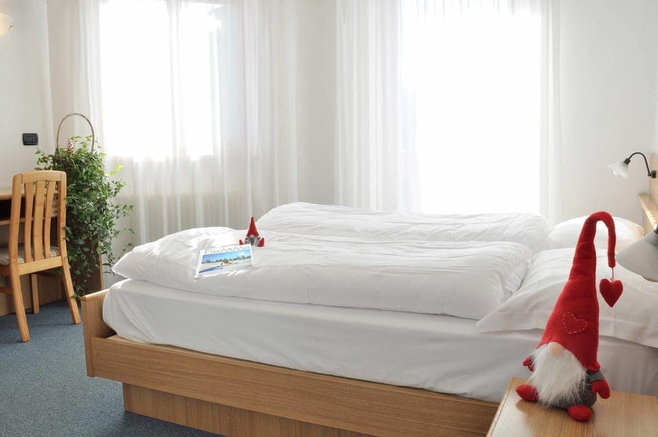 Comfort Double or Twin Room | In-room safe, desk, iron/ironing board, free WiFi