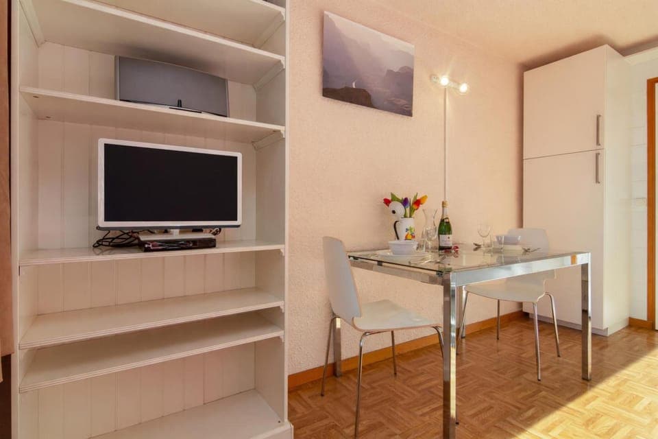 TV HD and dining space