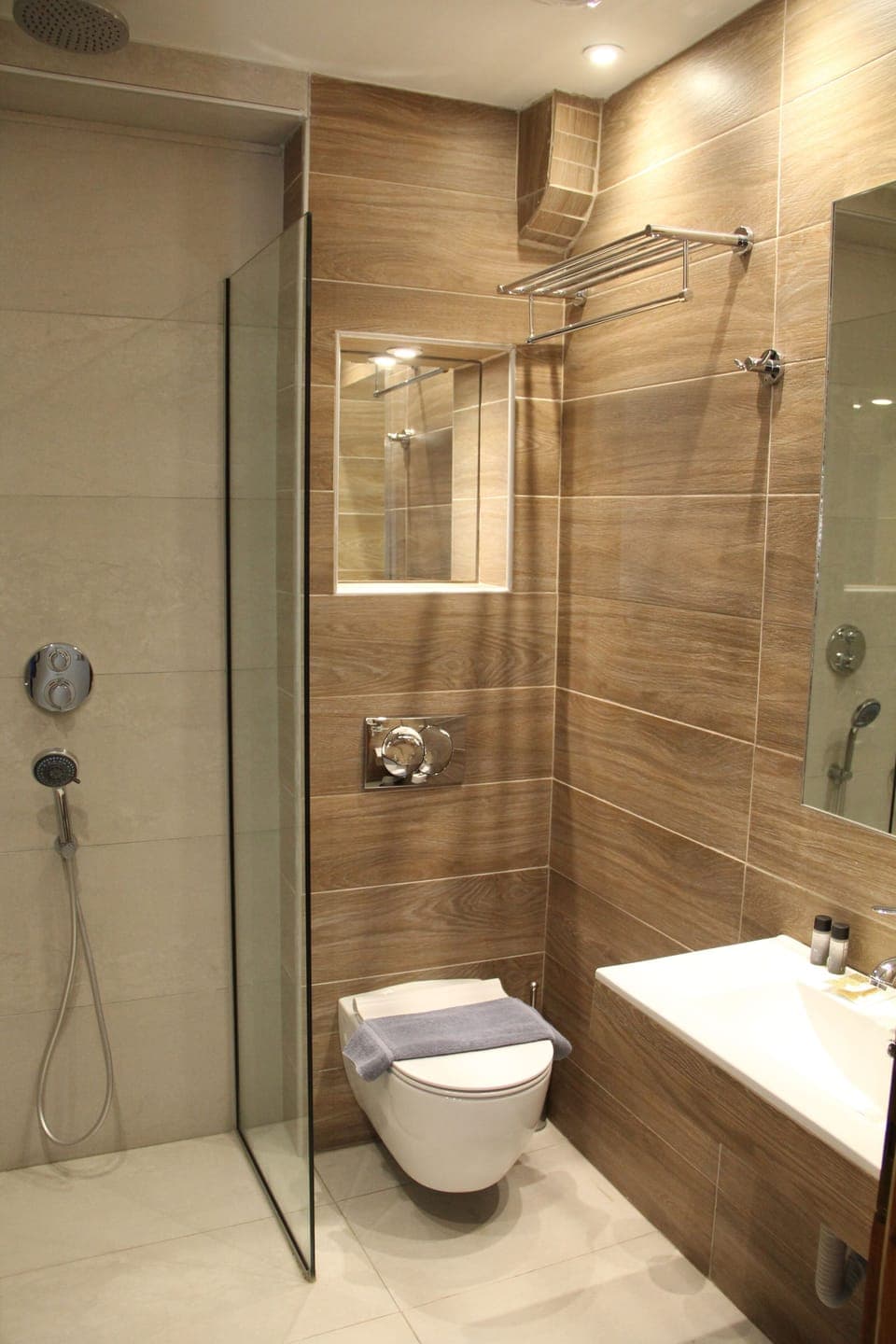 Deep soaking tub, free toiletries, hair dryer, towels