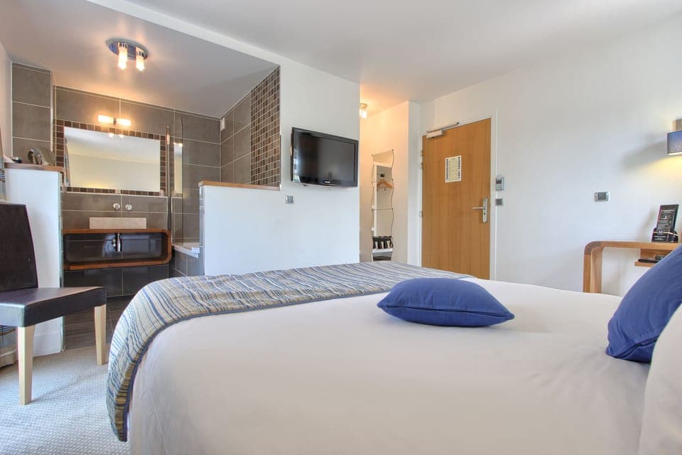 Superior Double Room | Premium bedding, desk, free WiFi, bed sheets