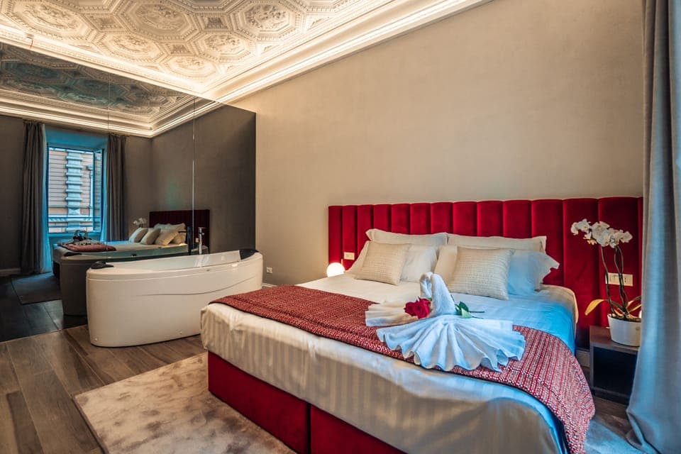 Deluxe Studio Suite, Jetted Tub, City View | Premium bedding, minibar, in-room safe, desk