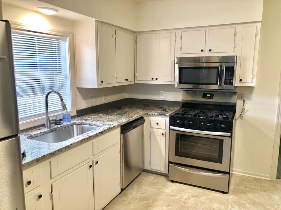 Fully remodeled kitchen w/ granite counters & stainless appliances
