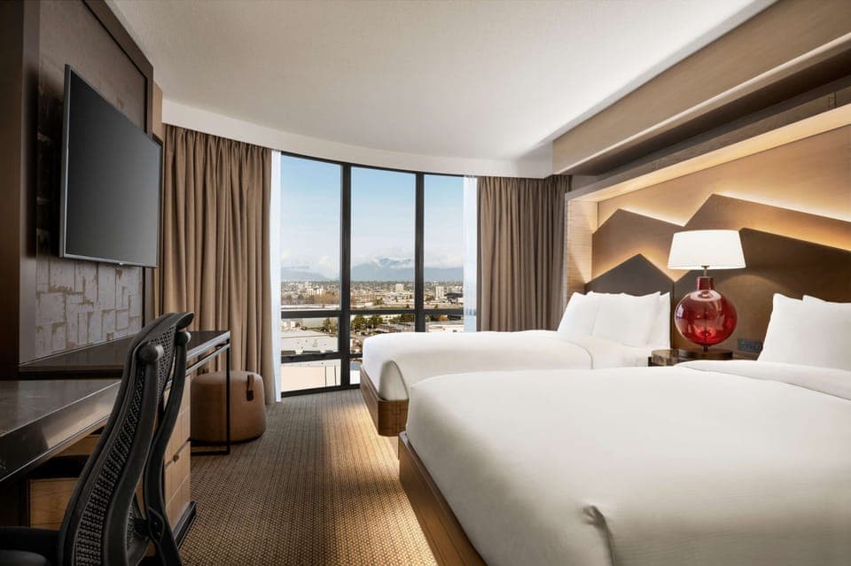 Hypo-allergenic bedding, in-room safe, desk, soundproofing