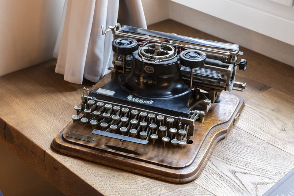 Suite | Living area | TV, computer monitors