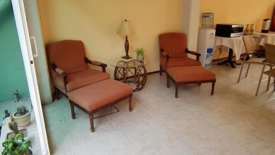 32-inch LCD TV with cable channels, TV