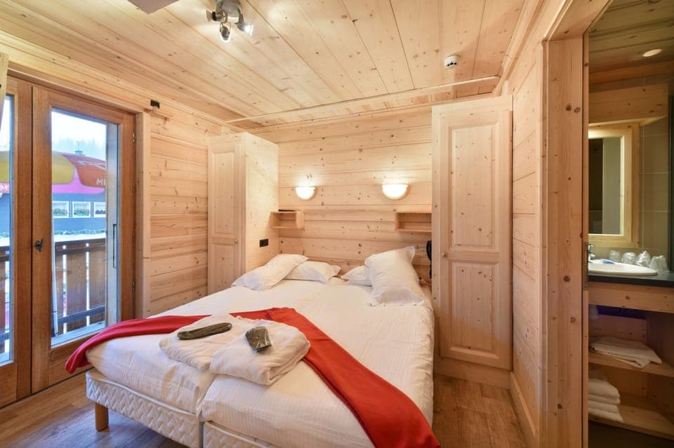 Chambre Suite 2 pieces 4 personnes | In-room safe, iron/ironing board, free WiFi