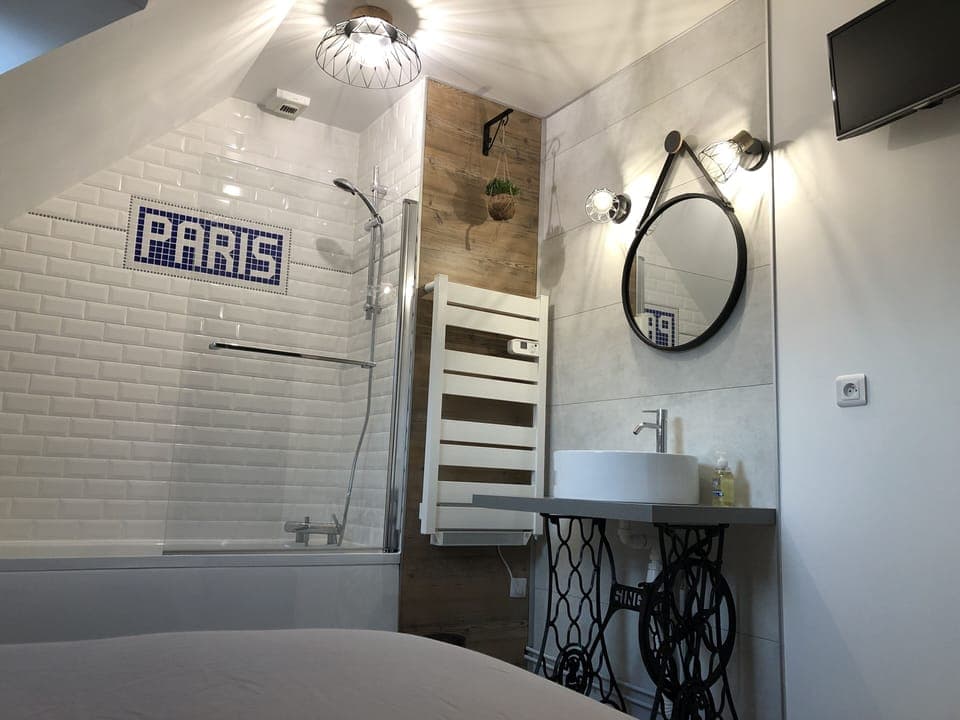 Classic Double Room | Bathroom | Hair dryer, towels, soap, shampoo