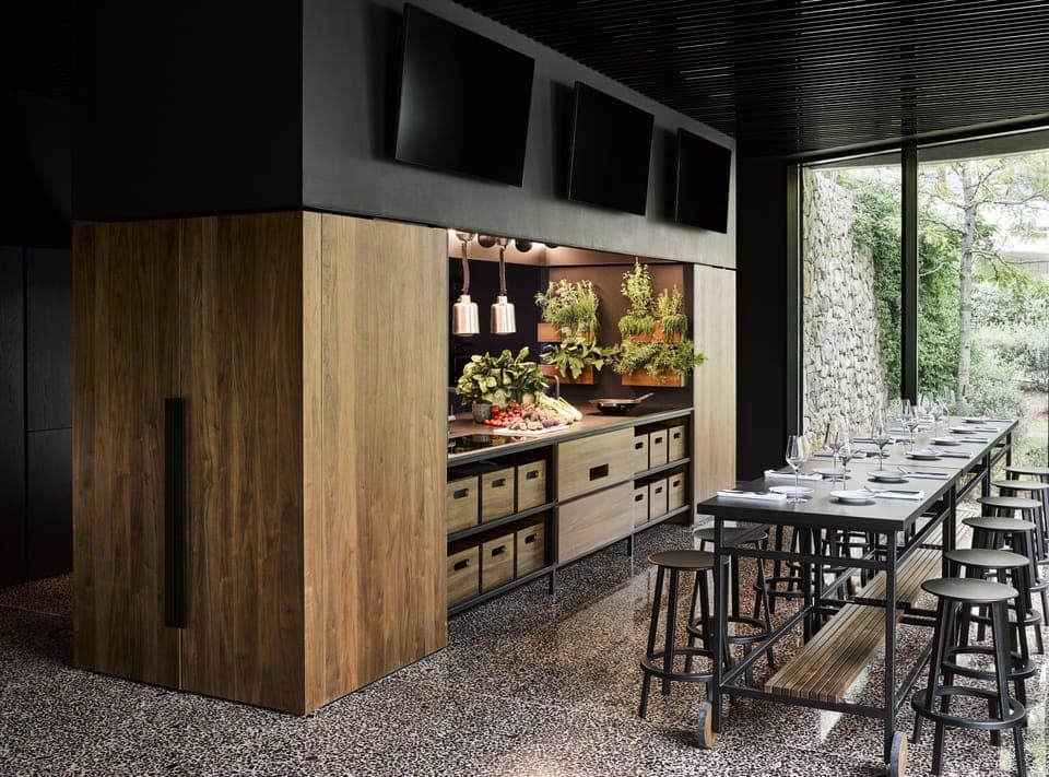 3 restaurants, breakfast served