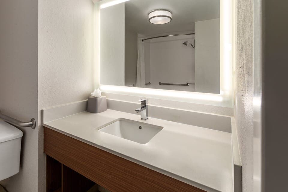 Combined shower/tub, free toiletries, hair dryer, towels