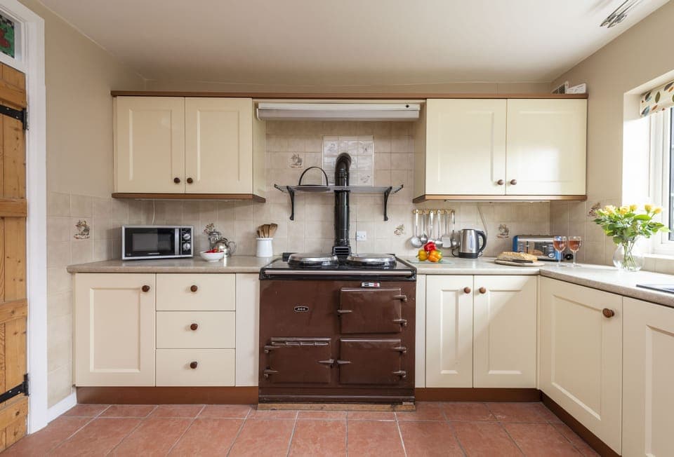 Greygles, Melcombe Bingham: Kitchen with aga