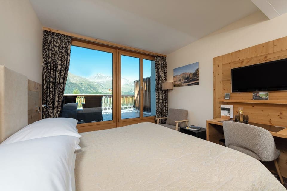 Standard (Corvatsch) | Hypo-allergenic bedding, minibar, in-room safe, desk